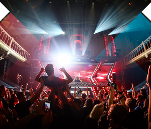 Thumb amf crowd